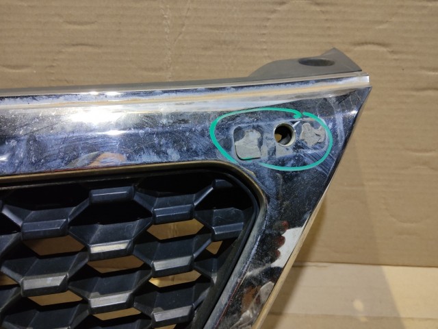 176562 Kia Sorento 2009-2015 Díszrács, a képen látható sérüléssel 86350-2P000