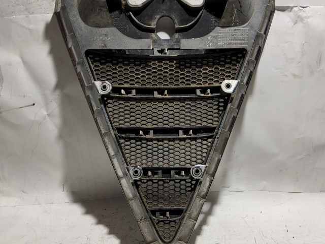 180189 Alfa Romeo GT 2003-2010 Díszrács a képen látható sérüléssel 71736462