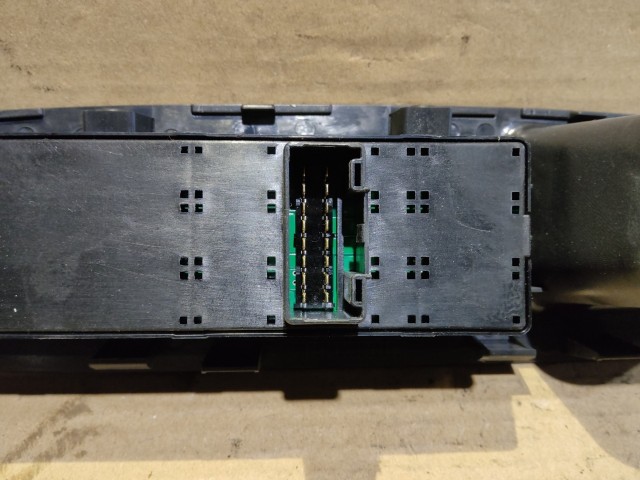 Kia Sorento 2009-2015 bal első ablakemelő kapcsoló 93570-2P010VA