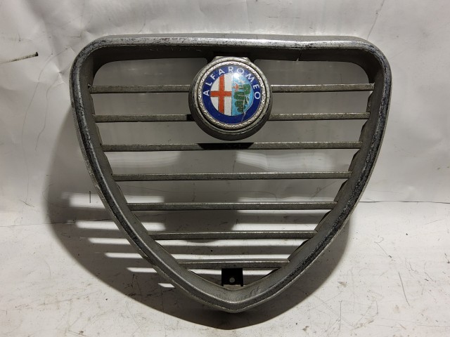 180192 Alfa Romeo Alfetta 1980 Díszrács Használt  a képen látható sérüléssel