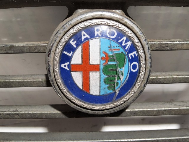 180192 Alfa Romeo Alfetta 1980 Díszrács Használt  a képen látható sérüléssel