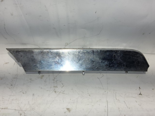 Alfa Romeo 159 bal oldali díszcsík a képen látható sérüléssel