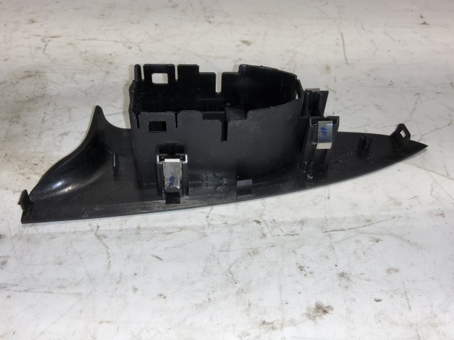 Alfa Romeo Giulietta 156094790 számú, jobb hátsó ,ablakemelő kapcsoló tartó