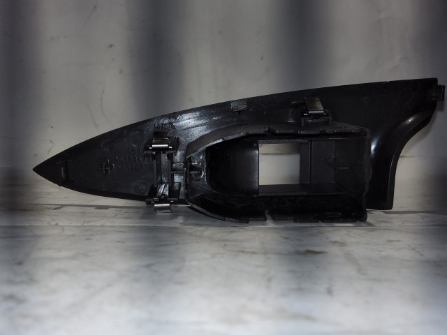 Alfa Romeo Giulietta 156094790 számú, jobb hátsó ,ablakemelő kapcsoló tartó