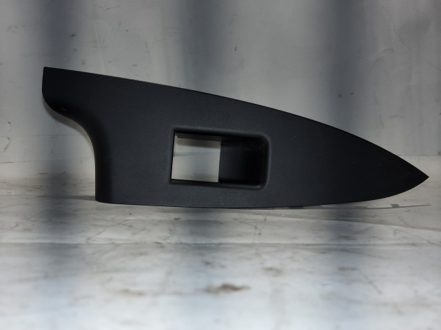 Alfa Romeo Giulietta 156094790 számú, jobb hátsó ,ablakemelő kapcsoló tartó