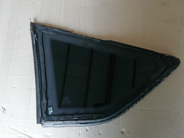 181643 Ford Kuga I. 2008-2012 jobb hátsó fix üveg a karosszériában, képen látható sérüléssel