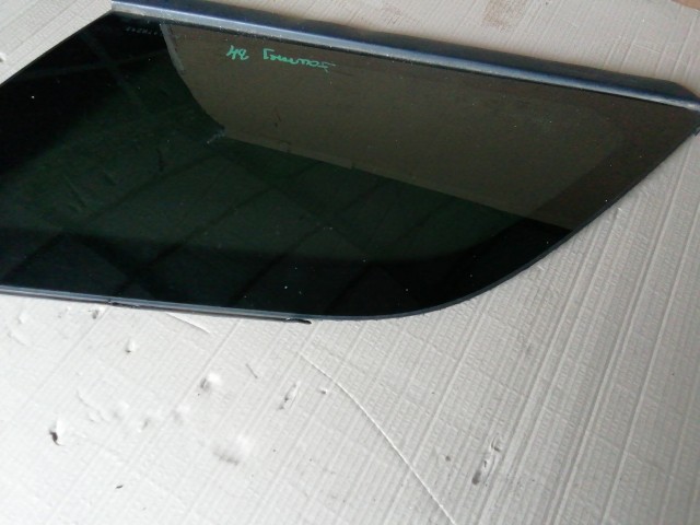 181628 Dodge Journey 2008-2020 bal hátsó fix üveg karosszériában, a képen látható sérüléssel