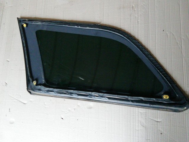 181628 Dodge Journey 2008-2020 bal hátsó fix üveg karosszériában, a képen látható sérüléssel