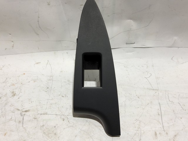 Alfa Romeo Giulietta 156094789 számú, bal hátsó ,ablakemelő kapcsoló tartó