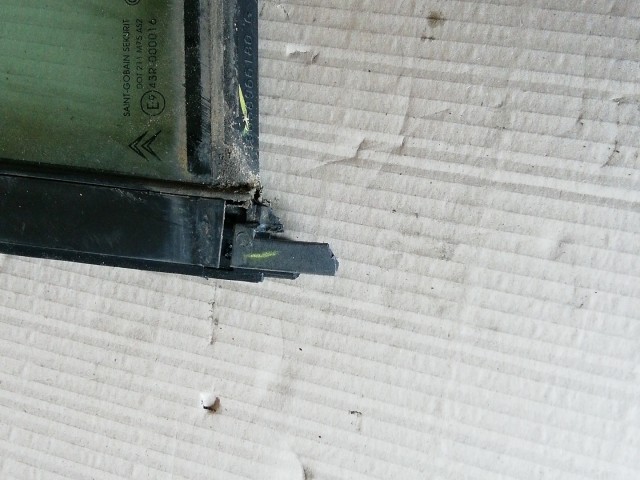 181621 Citroen C4 Picasso 2007-2013 bal hátsó fix üveg, hátsó a képen látható sérüléssel
