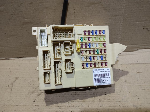 Kia Sorento 2009-2015 belső biztosítéktábla, a képen látható sérüléssel 954002P412