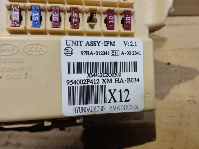 Kia Sorento 2009-2015 belső biztosítéktábla, a képen látható sérüléssel 954002P412