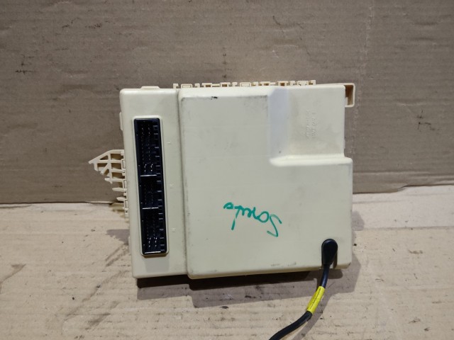 Kia Sorento 2009-2015 belső biztosítéktábla, a képen látható sérüléssel 954002P412