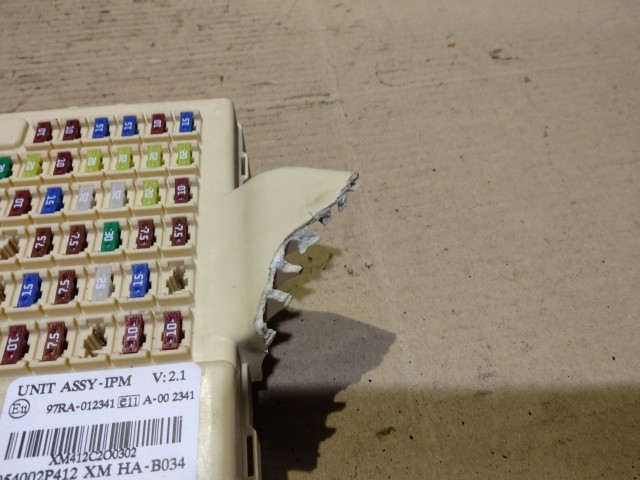 Kia Sorento 2009-2015 belső biztosítéktábla, a képen látható sérüléssel 954002P412