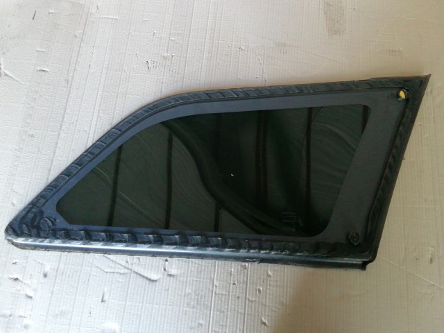 181590 Dodge Journey 2008-2020 jobb hátsó fix üveg karosszériában, a képen látható sérüléssel