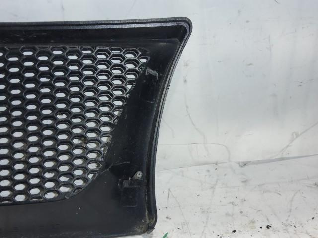 180746 Alfa Romeo Gt jobb első felső díszrács, a képen látható sérüléssel