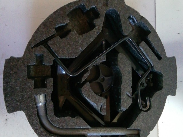 181588 Alfa Romeo 159 2005-2011 Emelő, tartóval kerékanya kulccsal 60687705