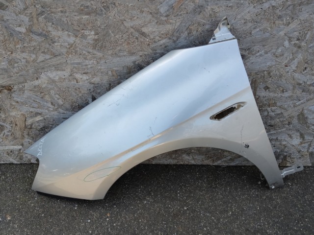 184596 Lancia Delta 2008-2014 bal első sárvédő, a képen látható sérüléssel