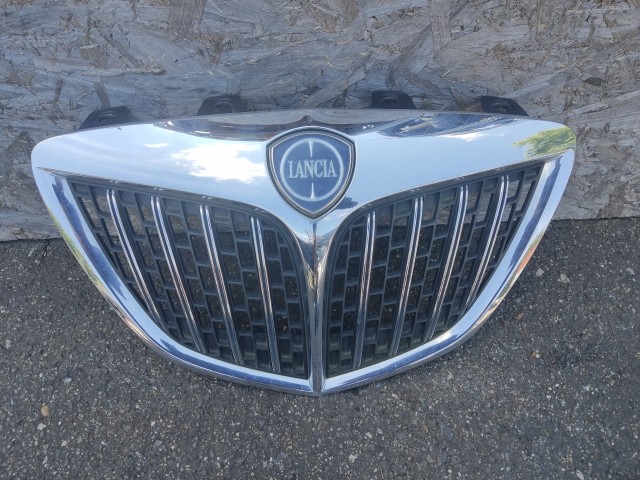 185154 Lancia Delta 2008-2014 Díszrács, a képen látható sérüléssel