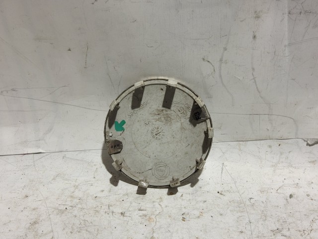  185068 Alfa Romeo 159, Giulietta Felni közép kupak, a képen látható sérüléssel