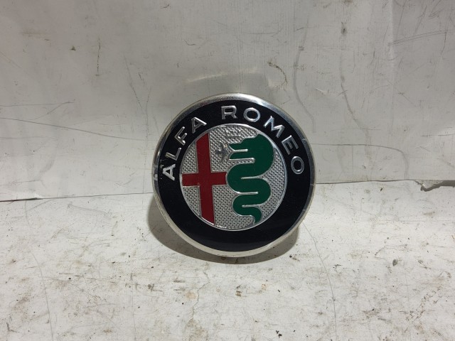  185069 Alfa Romeo 159, Giulietta Felni közép kupak, a képen látható sérüléssel