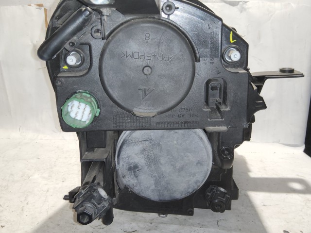 185301 Alfa Romeo Giulietta bal első xenon fényszóró, jobb kormányos kivitel