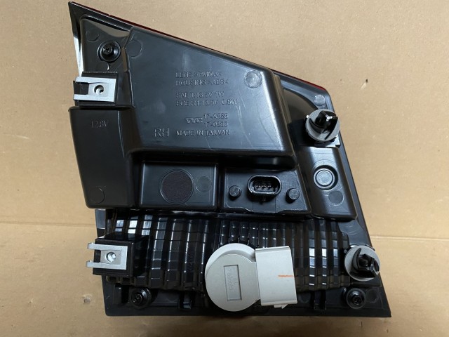 Fiat Freemont 2011-2015 utángyártott új Jobb hátsó belső lámpa gyárilag sötétített kivitel!!