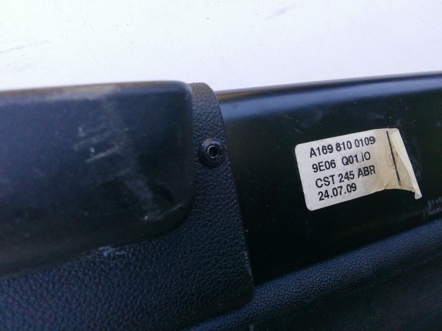 185644 Mercedes Benz A-Class(W169) 2004-2012 Kalaptartó, a képen látható sérüléssel, beakasztó törött!!!