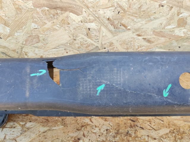 187156 Fiat Doblo 2009-2022 hátsó nyúlványösszekötő, lökhárítómerevítő, a képen látható sérüléssel