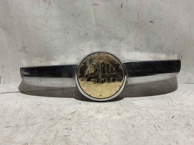 186977 Alfa Romeo 159 2005-2011 embléma tartó, a képen látható sérüléssel 60690396