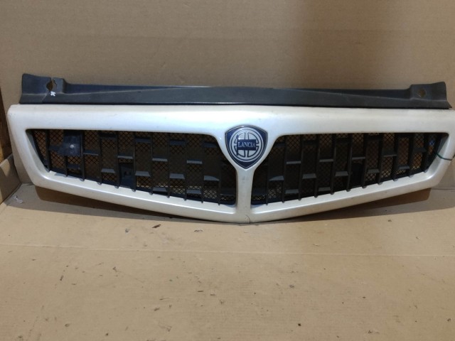 Lancia Delta fehér színű , első díszrács a képen látható sérüléssel