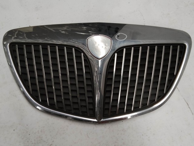 Lancia Musa 735349457 számú díszrács a képen látható sérüléssel