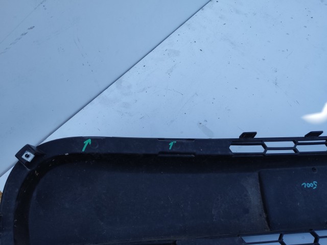 187540 Fiat 500 L 2012-2017 Díszrács Használt Első lökhárító a képen látható sérüléssel