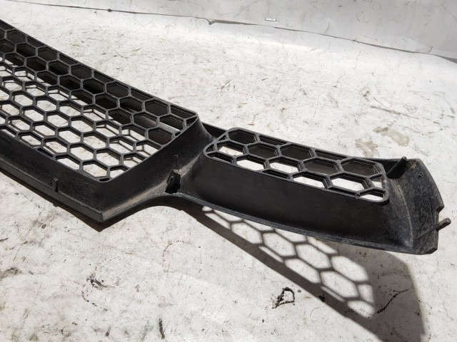 187997 Alfa Romeo GT 2003-2010 Díszrács a képen látható sérüléssel Használt Bal első alsó