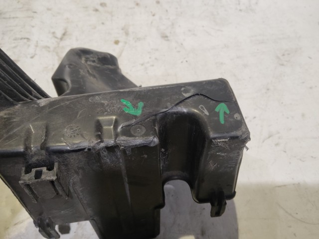 Toyota Yaris II. 2006-2011 2006-2011 Biztosítéktábla ház Használt a képen látható sérüléssel