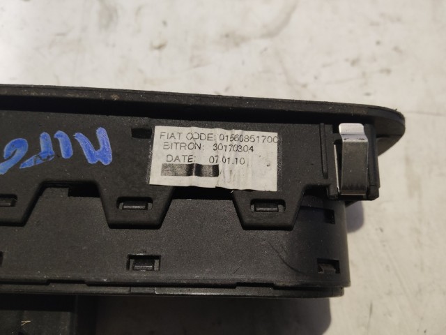 Alfa Romeo MiTo 2008-2018 bal oldali ablakemelő kapcsoló, a képen látható kopással!!!