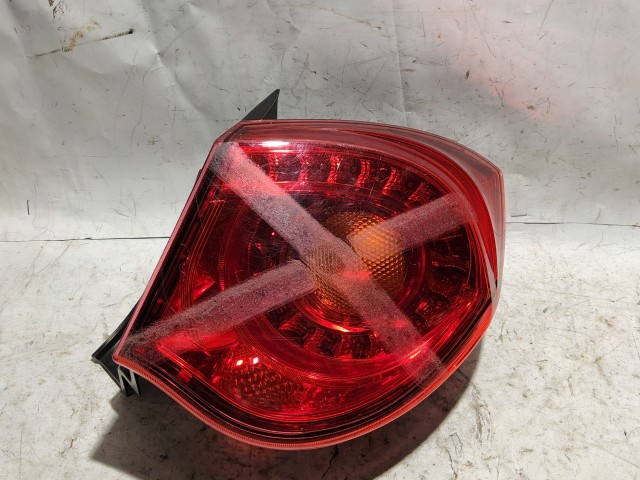 188546 209295 Alfa Romeo Giulietta jobb hátsó külső lámpa, Izzó foglalat nélkül, a képen látható ragasztó nyomokkal