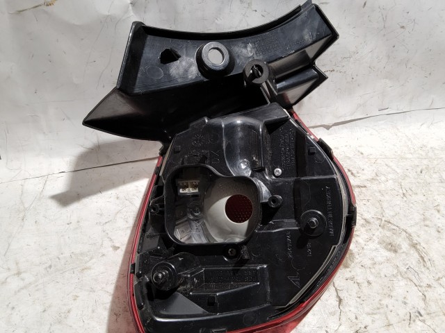 188546 209295 Alfa Romeo Giulietta jobb hátsó külső lámpa, Izzó foglalat nélkül, a képen látható ragasztó nyomokkal