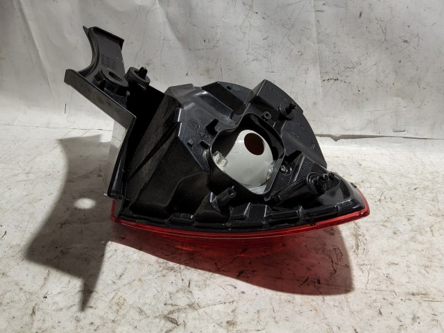 188546 209295 Alfa Romeo Giulietta jobb hátsó külső lámpa, Izzó foglalat nélkül, a képen látható ragasztó nyomokkal