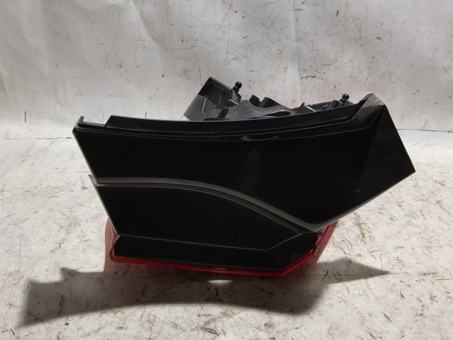 188546 209295 Alfa Romeo Giulietta jobb hátsó külső lámpa, Izzó foglalat nélkül, a képen látható ragasztó nyomokkal