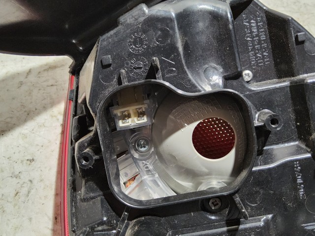 188546 209295 Alfa Romeo Giulietta jobb hátsó külső lámpa, Izzó foglalat nélkül, a képen látható ragasztó nyomokkal