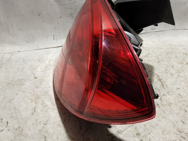 188546 209295 Alfa Romeo Giulietta jobb hátsó külső lámpa, Izzó foglalat nélkül, a képen látható ragasztó nyomokkal