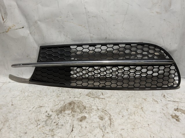 188623 Alfa Romeo 147 2000-2005 Jobb első alsó díszrács, a képen látható sérüléssel