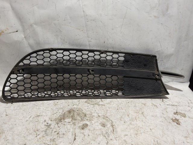 188623 Alfa Romeo 147 2000-2005 Jobb első alsó díszrács, a képen látható sérüléssel