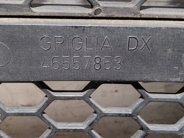 188623 Alfa Romeo 147 2000-2005 Jobb első alsó díszrács, a képen látható sérüléssel