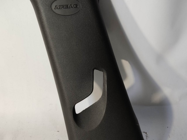 B oszlop kárpit, burkolat