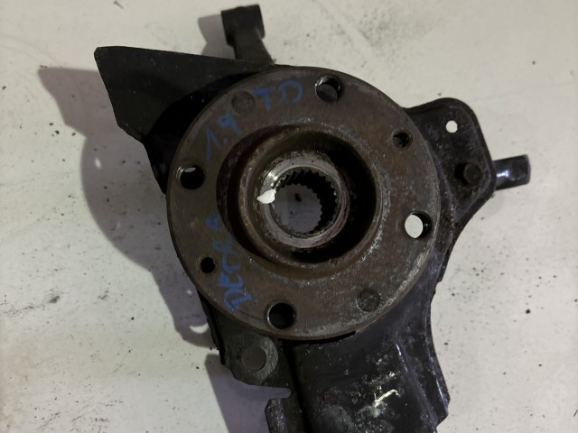 Lancia Dedra 1989-2000 Csonkállvány,kerékagy Használt 25 Nincs Abs Öntvény Bal első