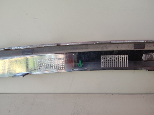 189610 Lancia Delta 2008-2014 hátsó lökhárító díszléc, a képen látható sérüléssel