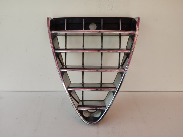 189747 Alfa Romeo 147 2000-2010 Díszrács Használt Első lökhárító közép a képen látható sérüléssel