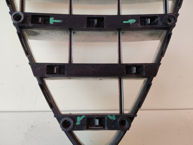 189747 Alfa Romeo 147 2000-2010 Díszrács Használt Első lökhárító közép a képen látható sérüléssel